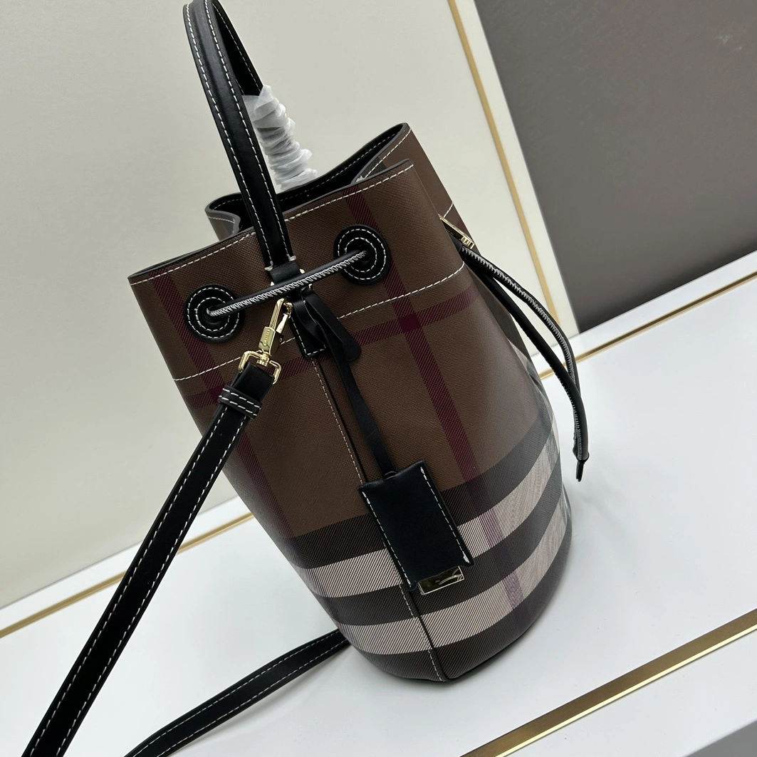Burberry AAA Quality Messenger Bags For Women Minimalist 4715