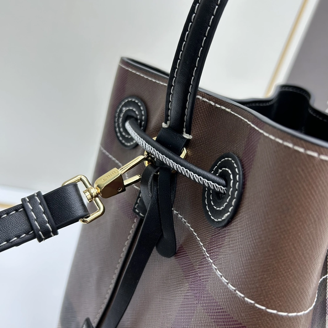 Burberry AAA Quality Messenger Bags For Women Minimalist 4715