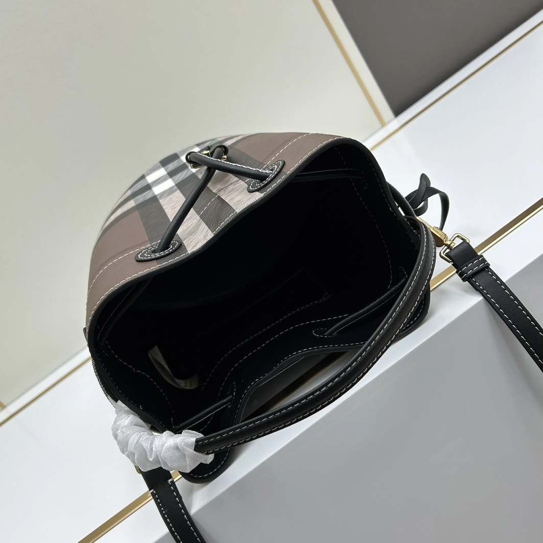 Burberry AAA Quality Messenger Bags For Women Minimalist 4715