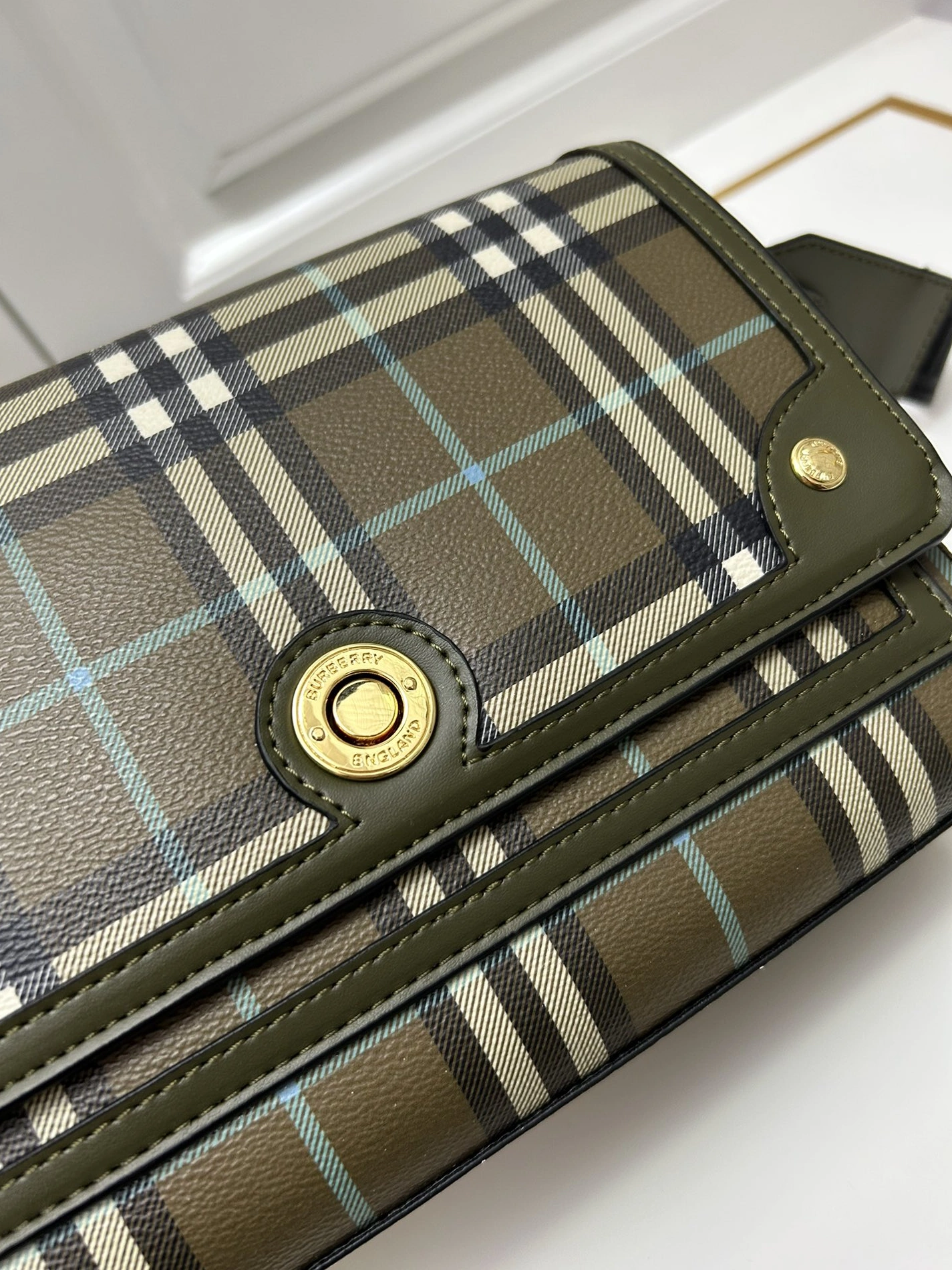 Burberry AAA Quality Messenger Bags For Women Modern 4002