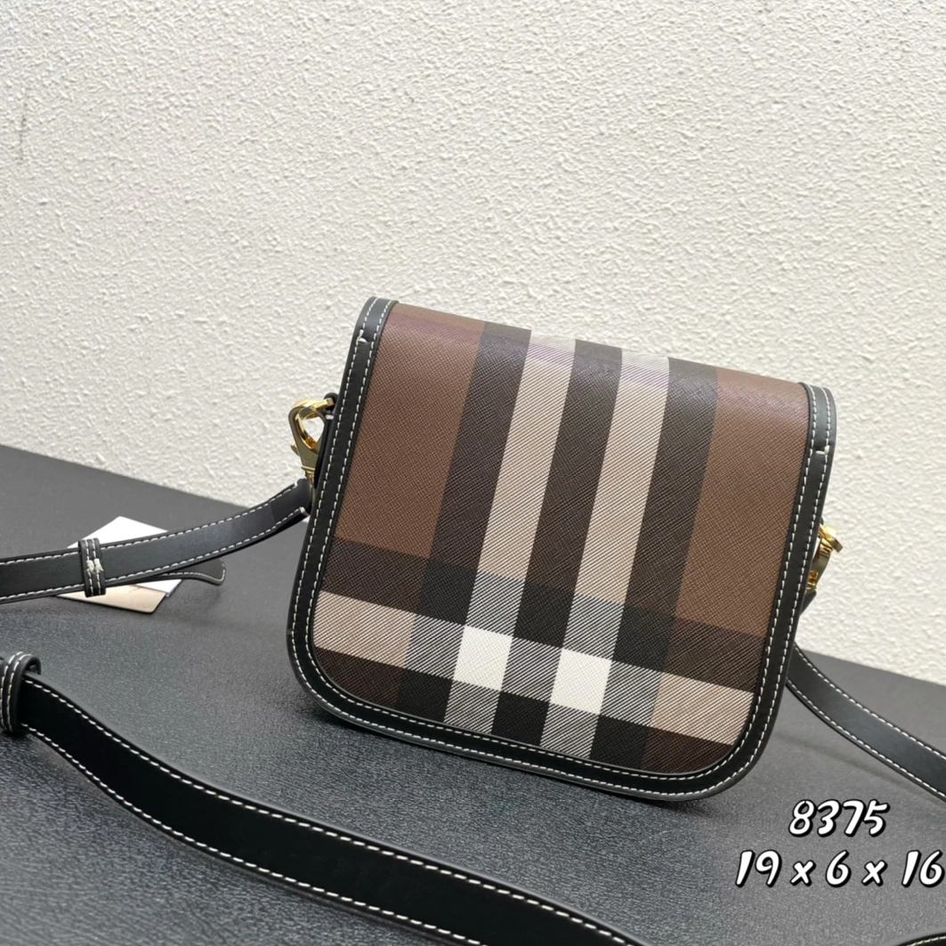 Burberry AAA Quality Messenger Bags For Women Popular 886