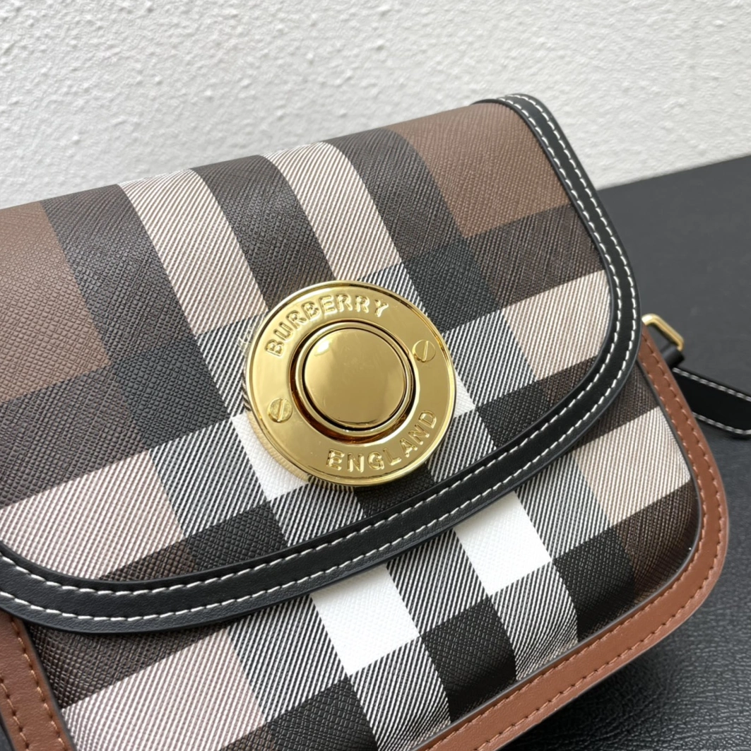 Burberry AAA Quality Messenger Bags For Women Popular 886