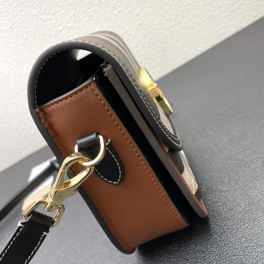 Burberry AAA Quality Messenger Bags For Women Popular 886
