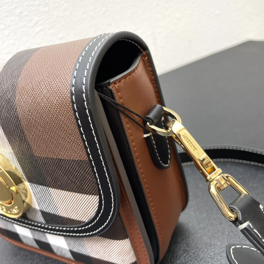 Burberry AAA Quality Messenger Bags For Women Popular 886