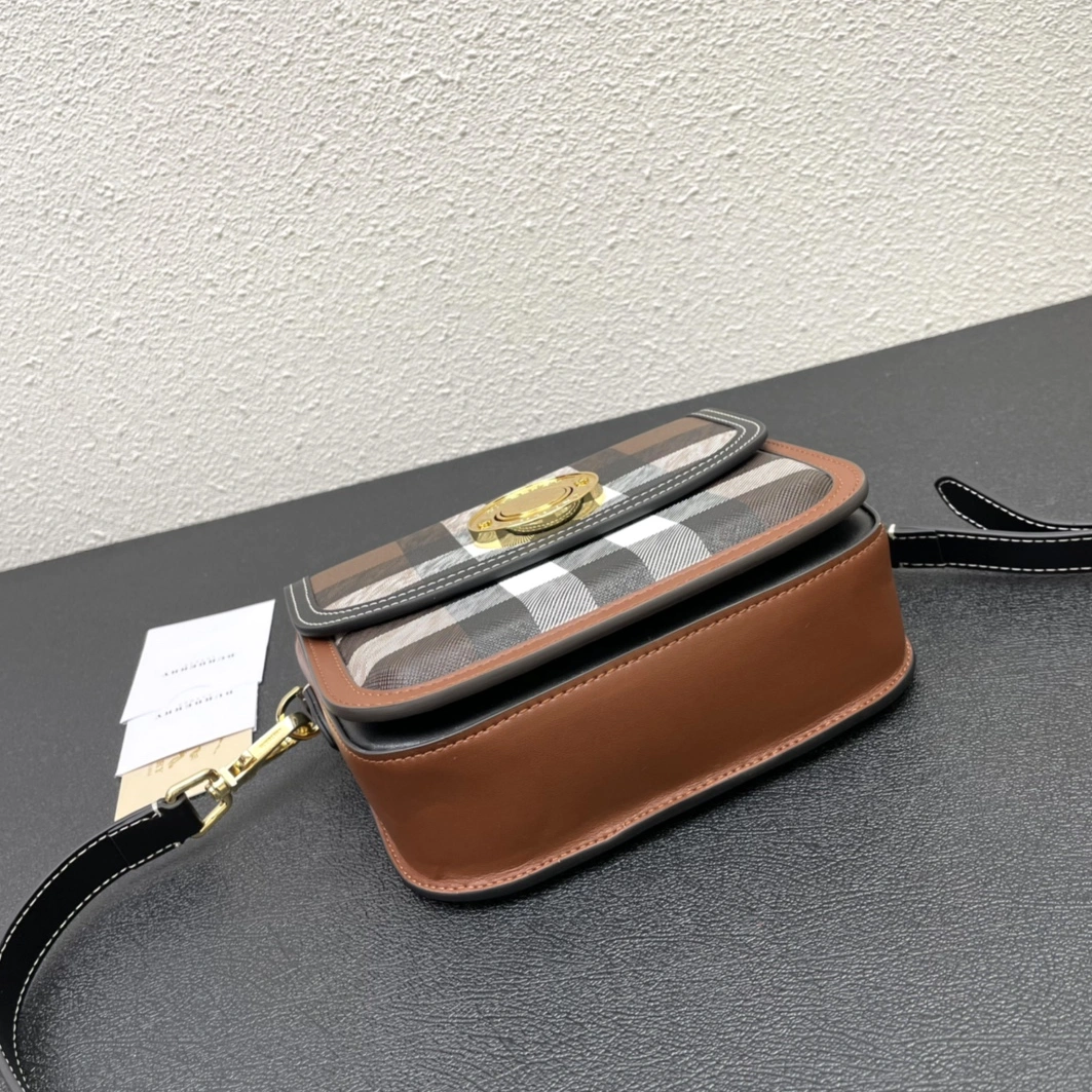 Burberry AAA Quality Messenger Bags For Women Popular 886
