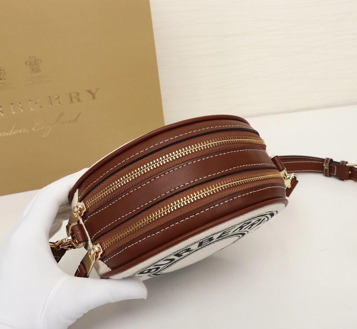 Burberry AAA Quality Messenger Bags For Women Practical 9805