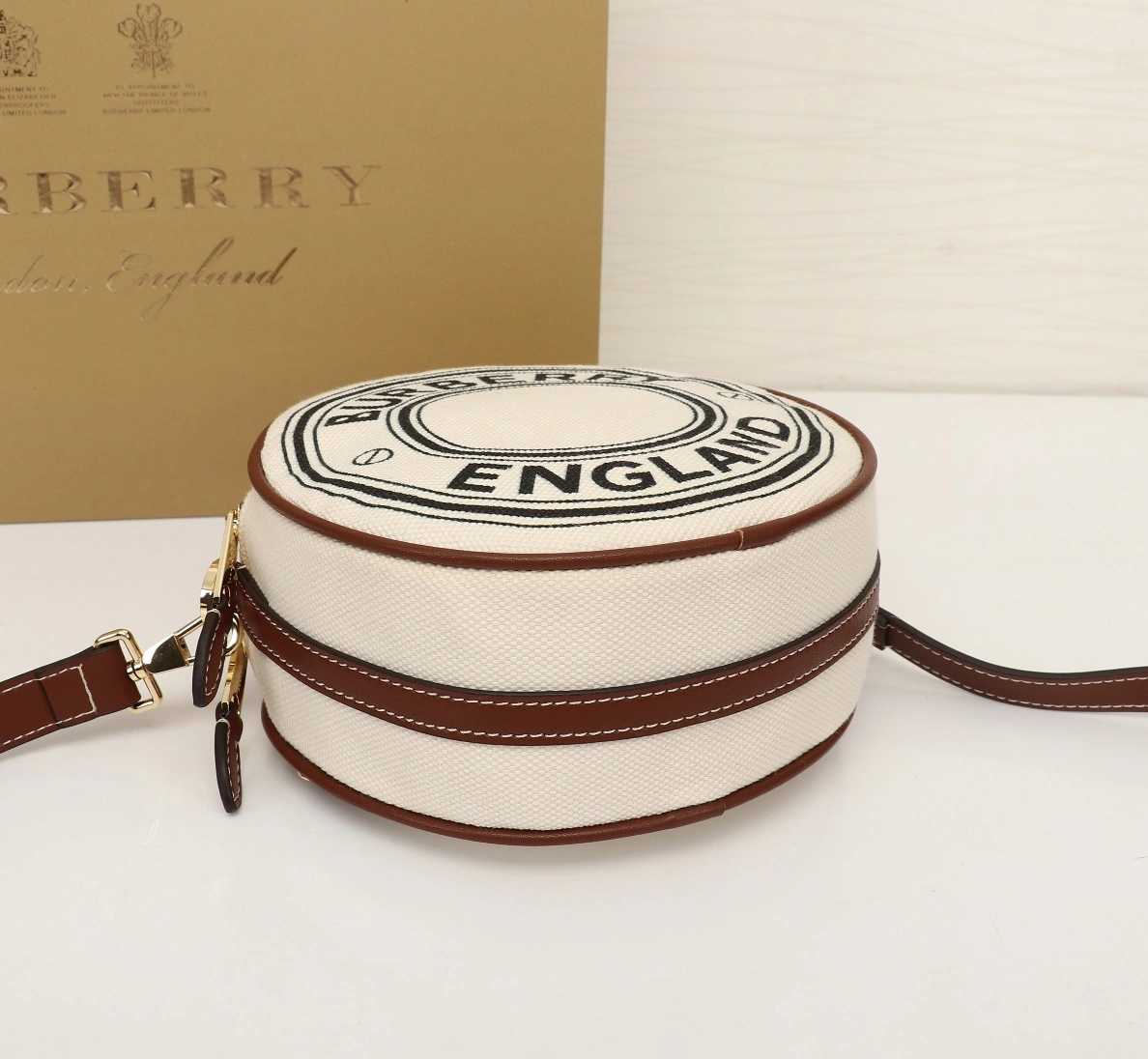 Burberry AAA Quality Messenger Bags For Women Practical 9805