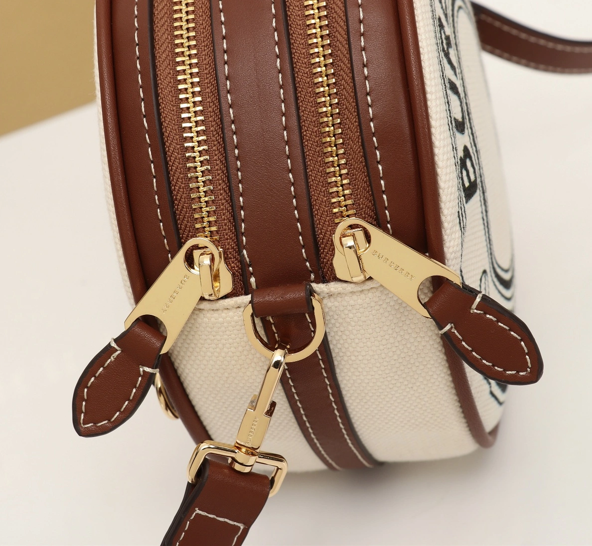 Burberry AAA Quality Messenger Bags For Women Practical 9805