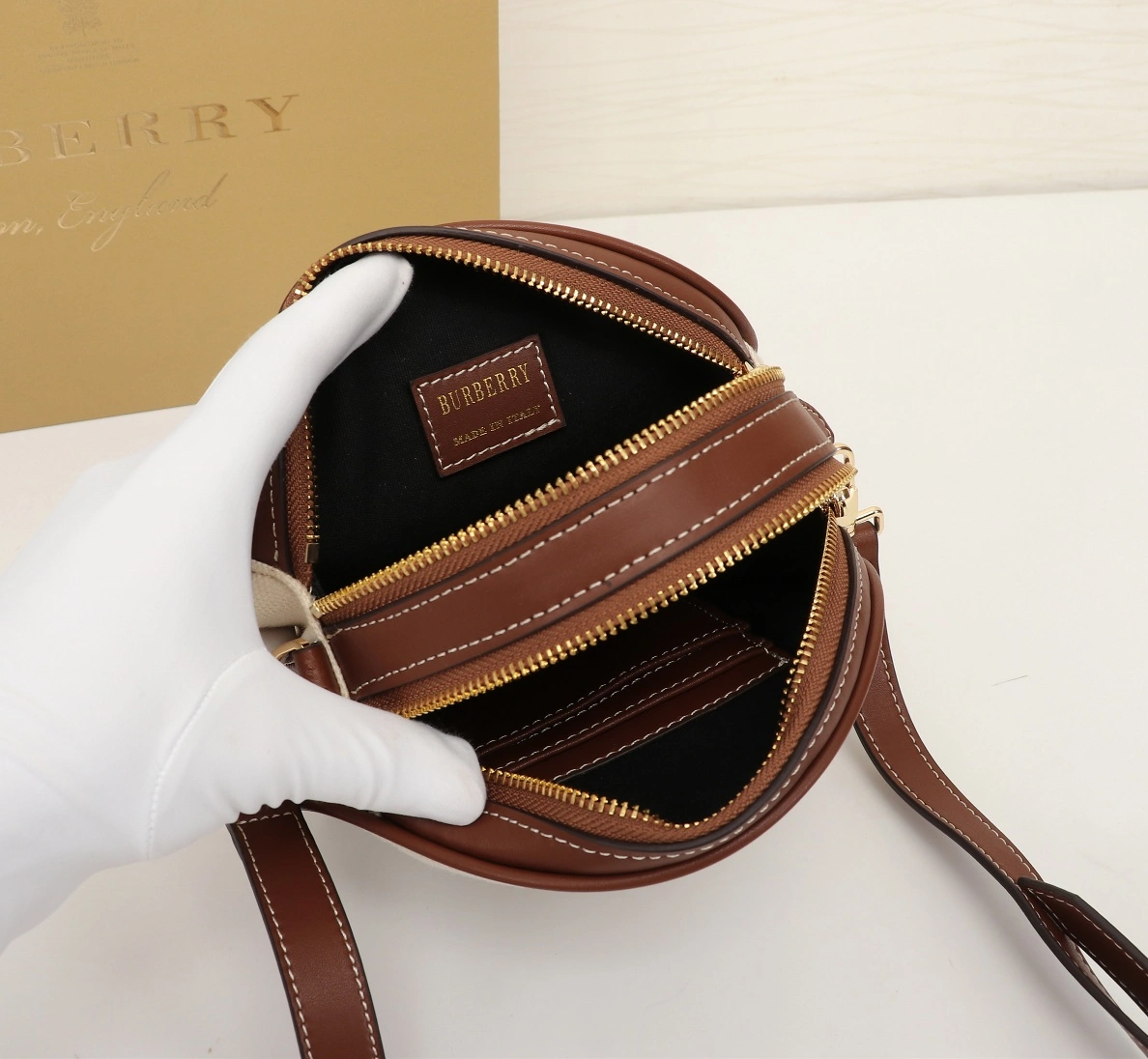 Burberry AAA Quality Messenger Bags For Women Practical 9805