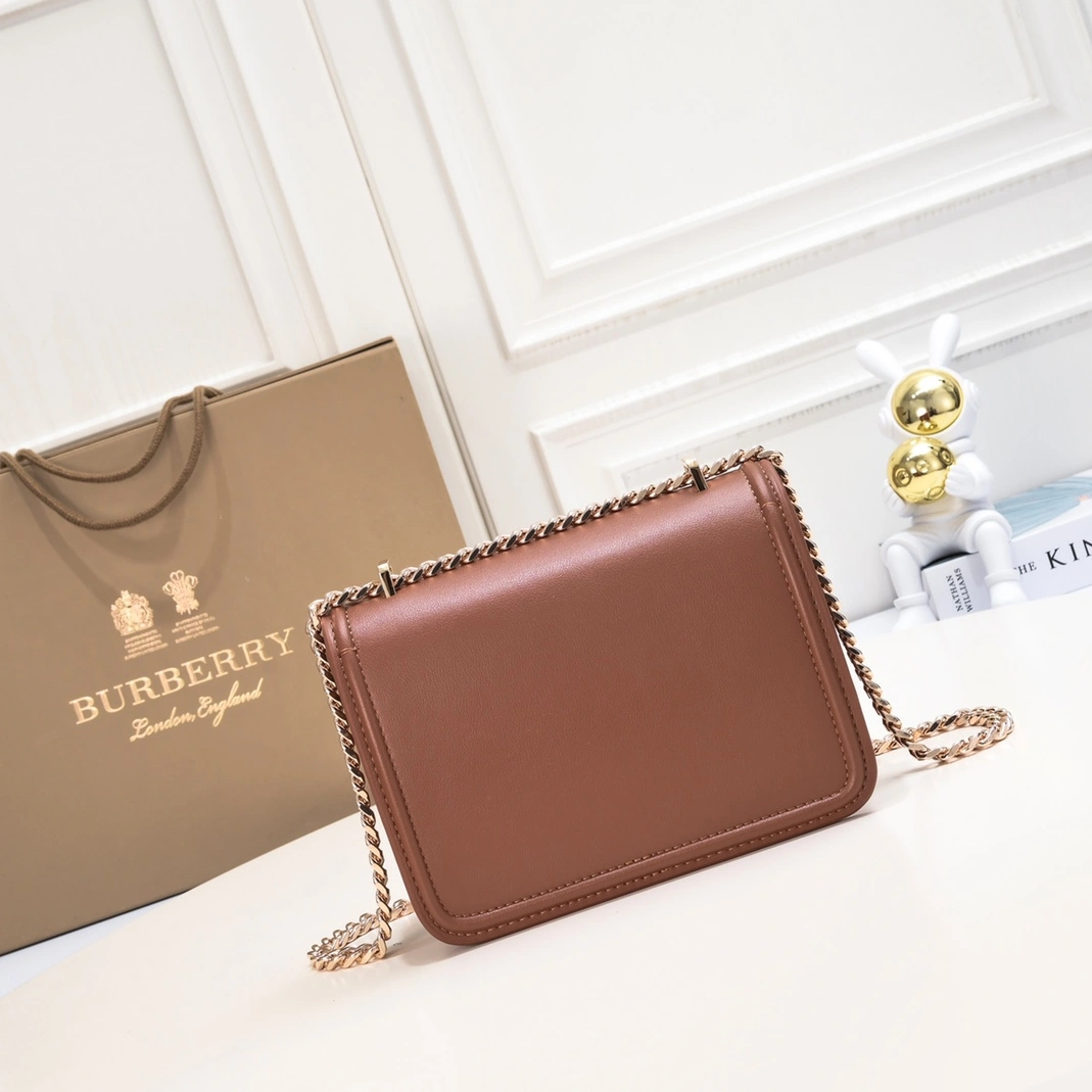 Burberry AAA Quality Messenger Bags For Women Resilient 3749
