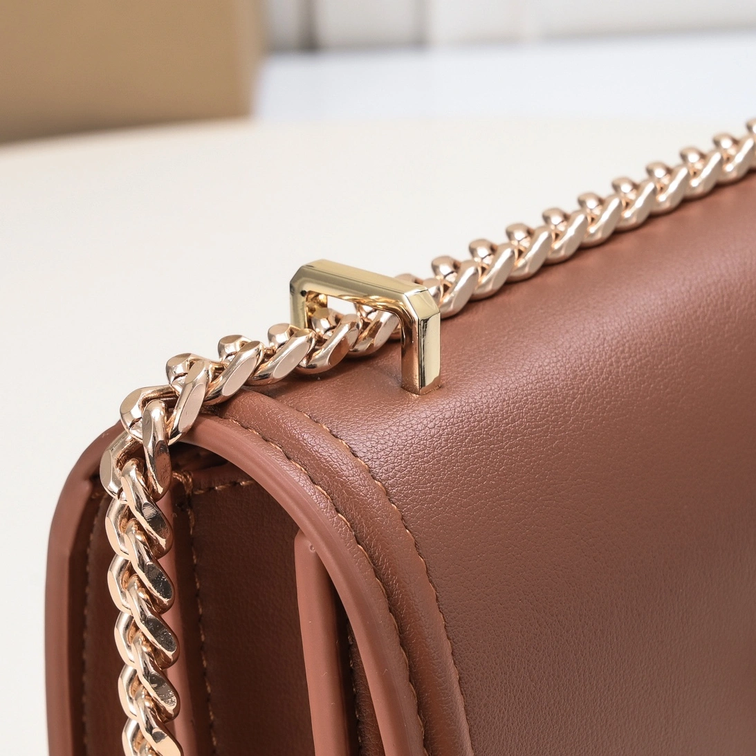 Burberry AAA Quality Messenger Bags For Women Resilient 3749