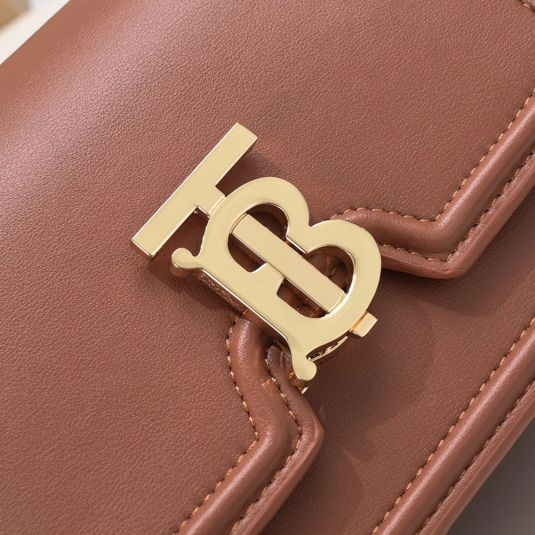 Burberry AAA Quality Messenger Bags For Women Resilient 3749