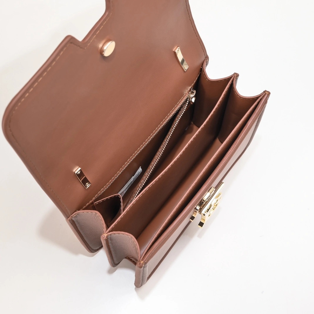 Burberry AAA Quality Messenger Bags For Women Resilient 3749
