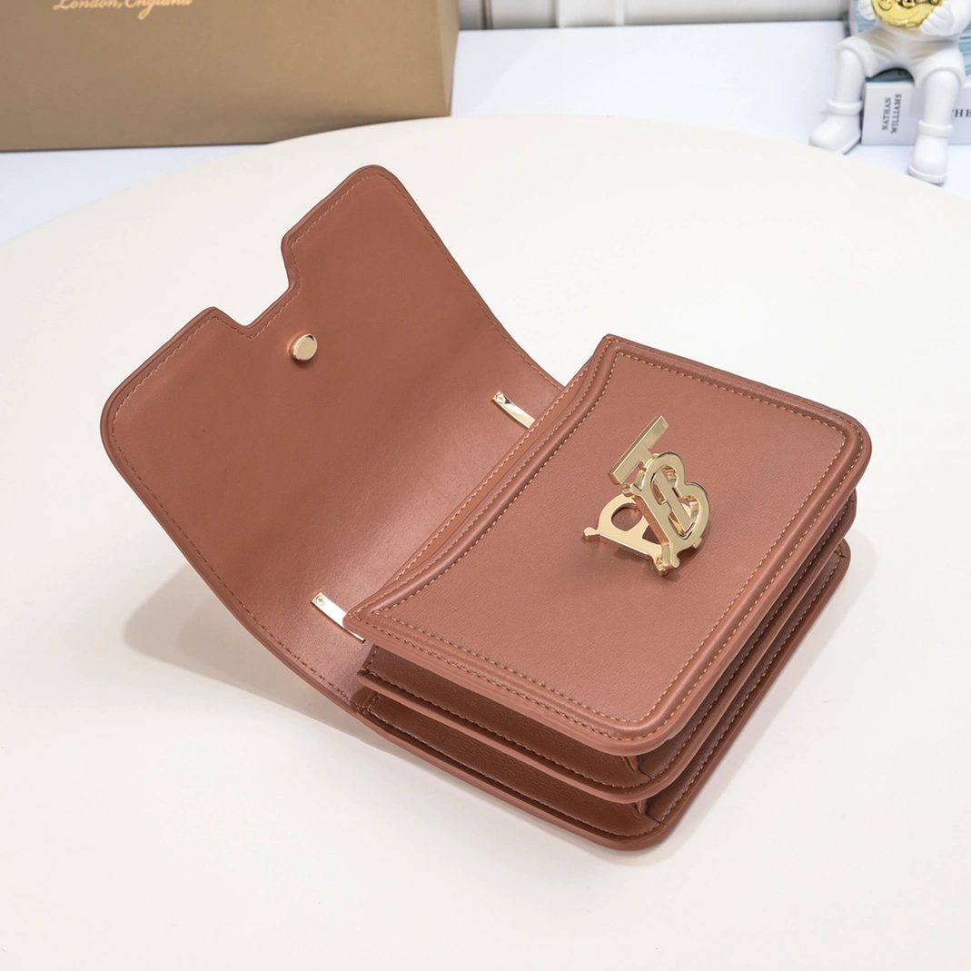 Burberry AAA Quality Messenger Bags For Women Resilient 3749