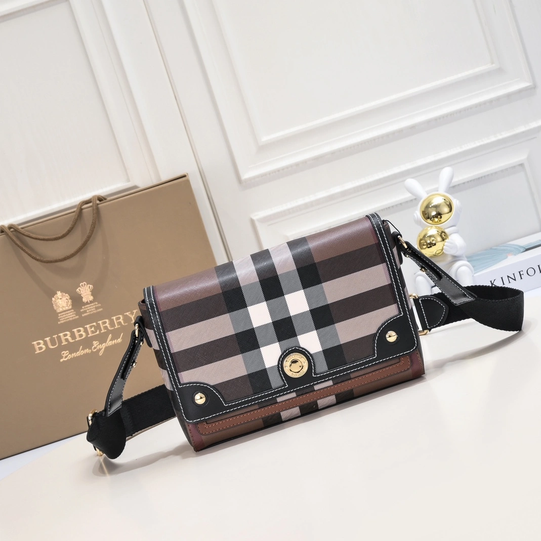 Burberry AAA Quality Messenger Bags For Women Sleek 4138