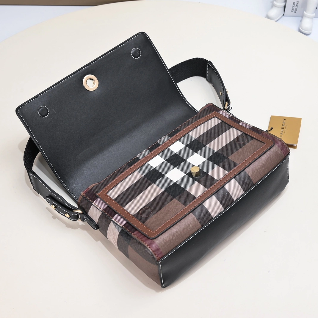 Burberry AAA Quality Messenger Bags For Women Sleek 4138