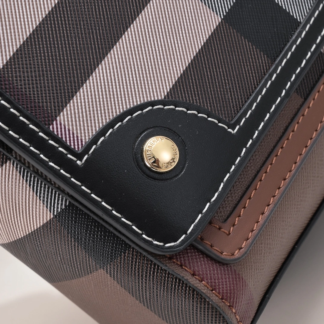 Burberry AAA Quality Messenger Bags For Women Sleek 4138