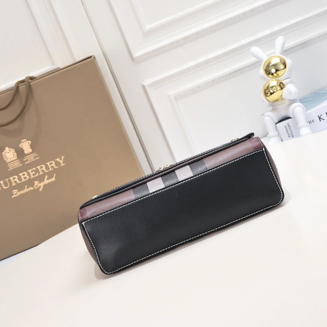 Burberry AAA Quality Messenger Bags For Women Sleek 4138