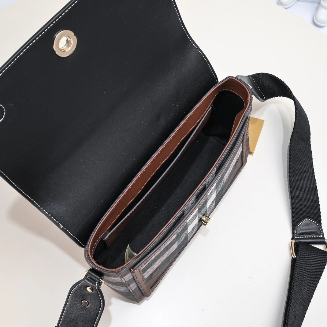 Burberry AAA Quality Messenger Bags For Women Sleek 4138