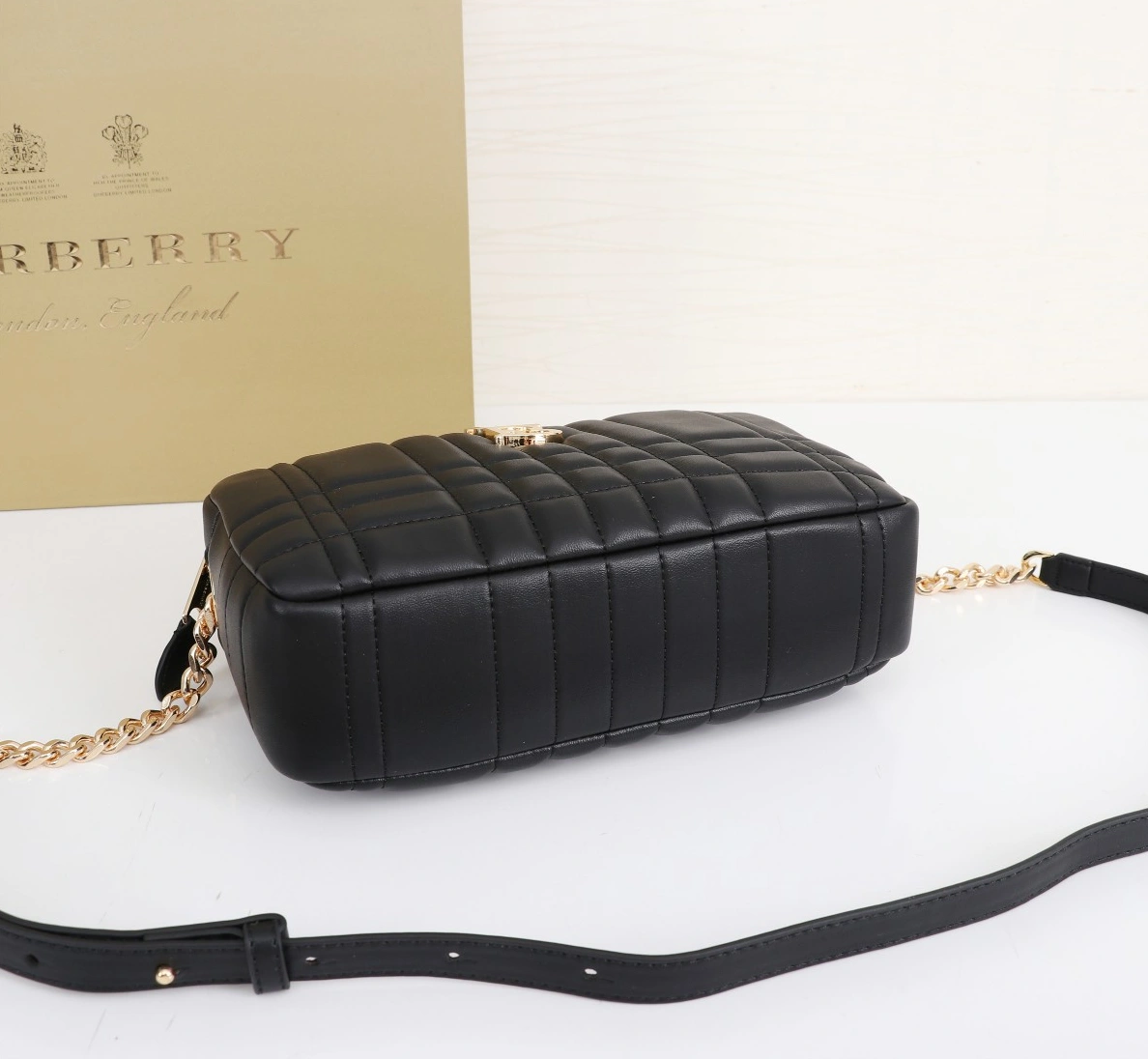Burberry AAA Quality Messenger Bags For Women SmartChoice 3374