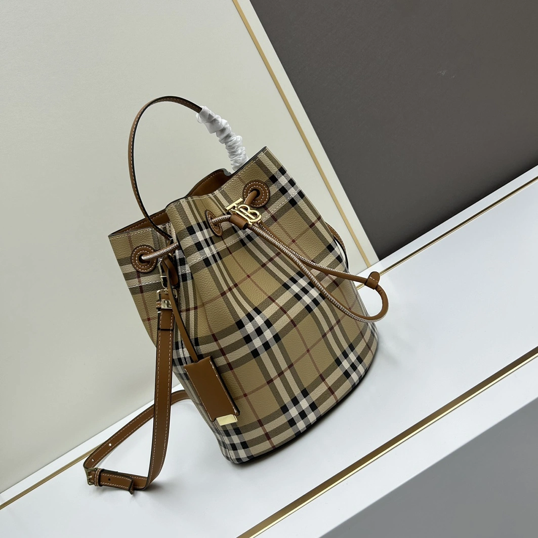 Burberry AAA Quality Messenger Bags For Women Trendsetting 4472