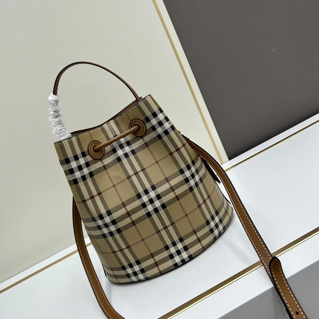 Burberry AAA Quality Messenger Bags For Women Trendsetting 4472