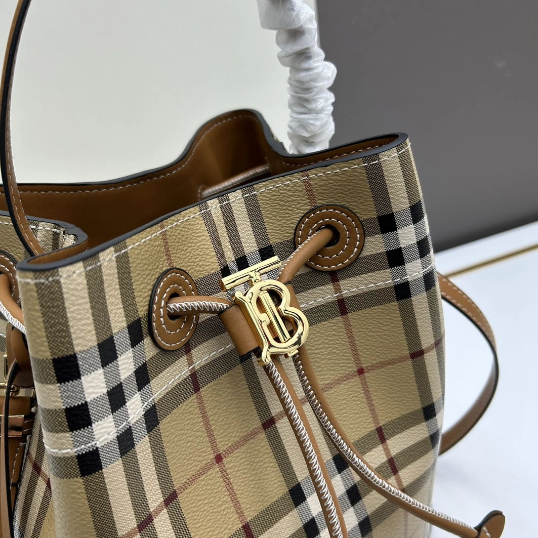 Burberry AAA Quality Messenger Bags For Women Trendsetting 4472