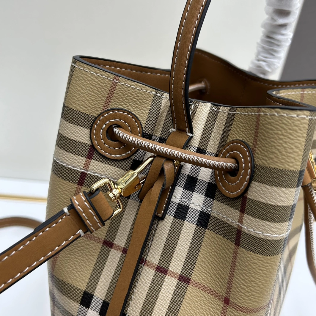 Burberry AAA Quality Messenger Bags For Women Trendsetting 4472