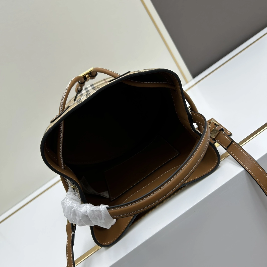 Burberry AAA Quality Messenger Bags For Women Trendsetting 4472