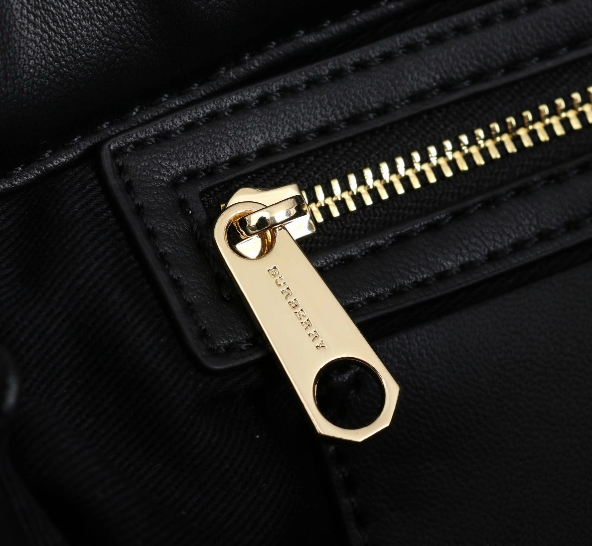 Burberry AAA Quality Messenger Bags For Women Unique 8568