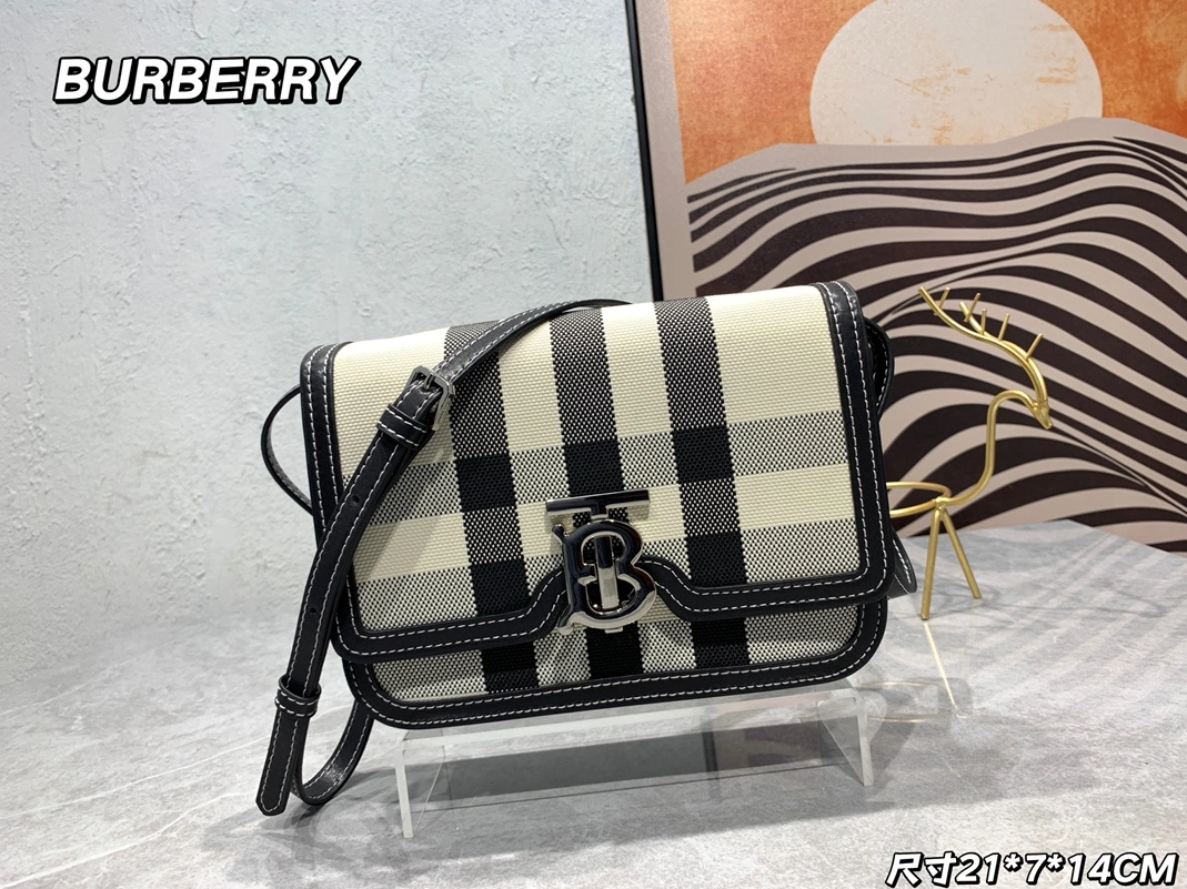 Burberry AAA Quality Messenger Bags For Women Vibrant 9787