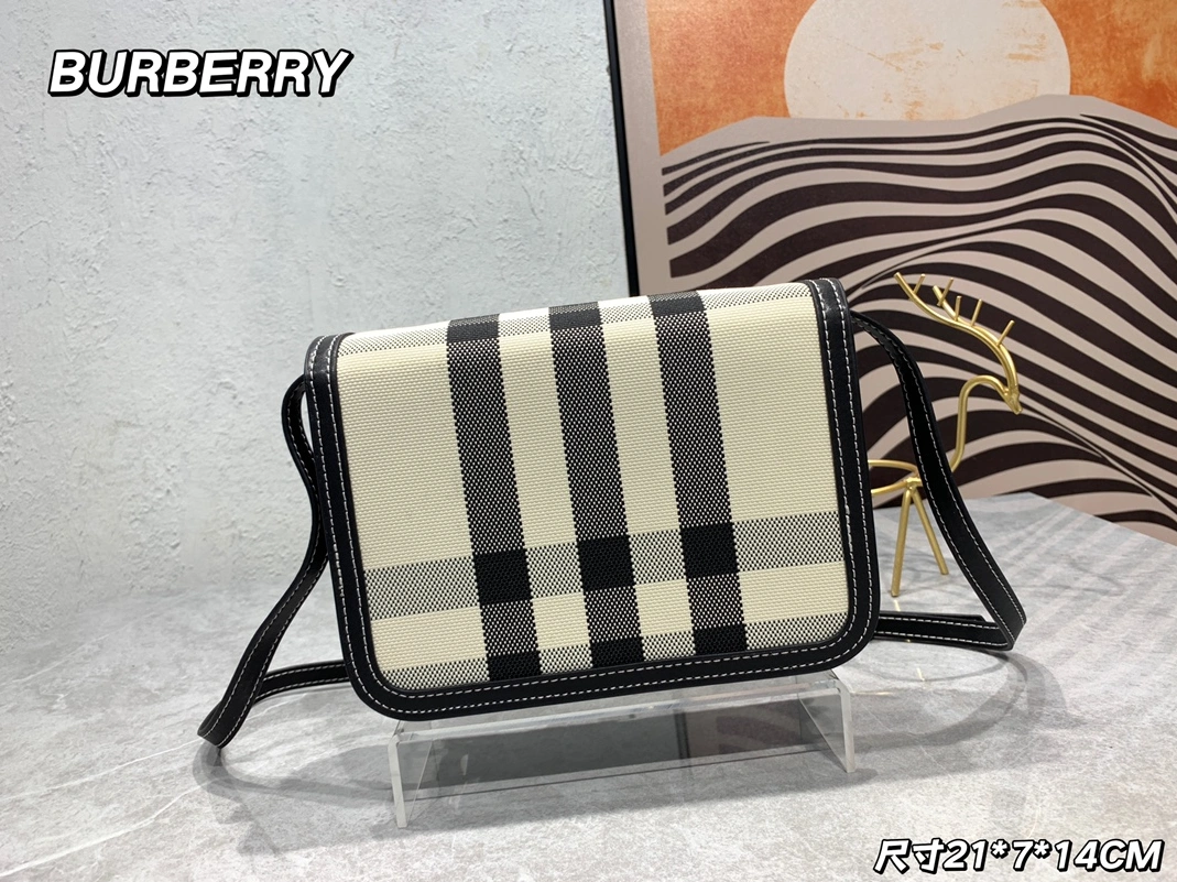 Burberry AAA Quality Messenger Bags For Women Vibrant 9787