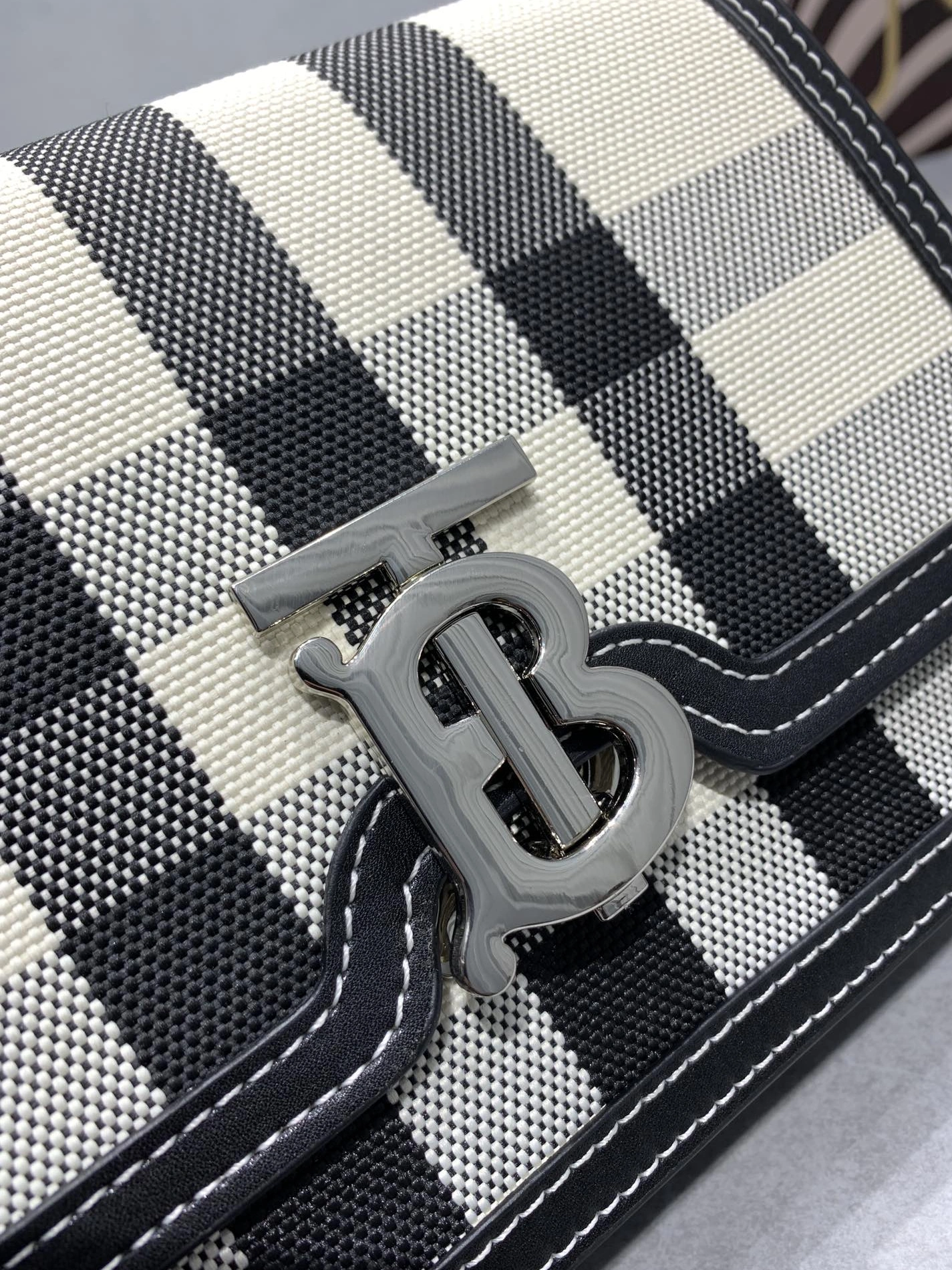 Burberry AAA Quality Messenger Bags For Women Vibrant 9787