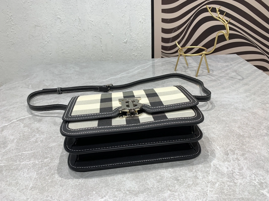 Burberry AAA Quality Messenger Bags For Women Vibrant 9787