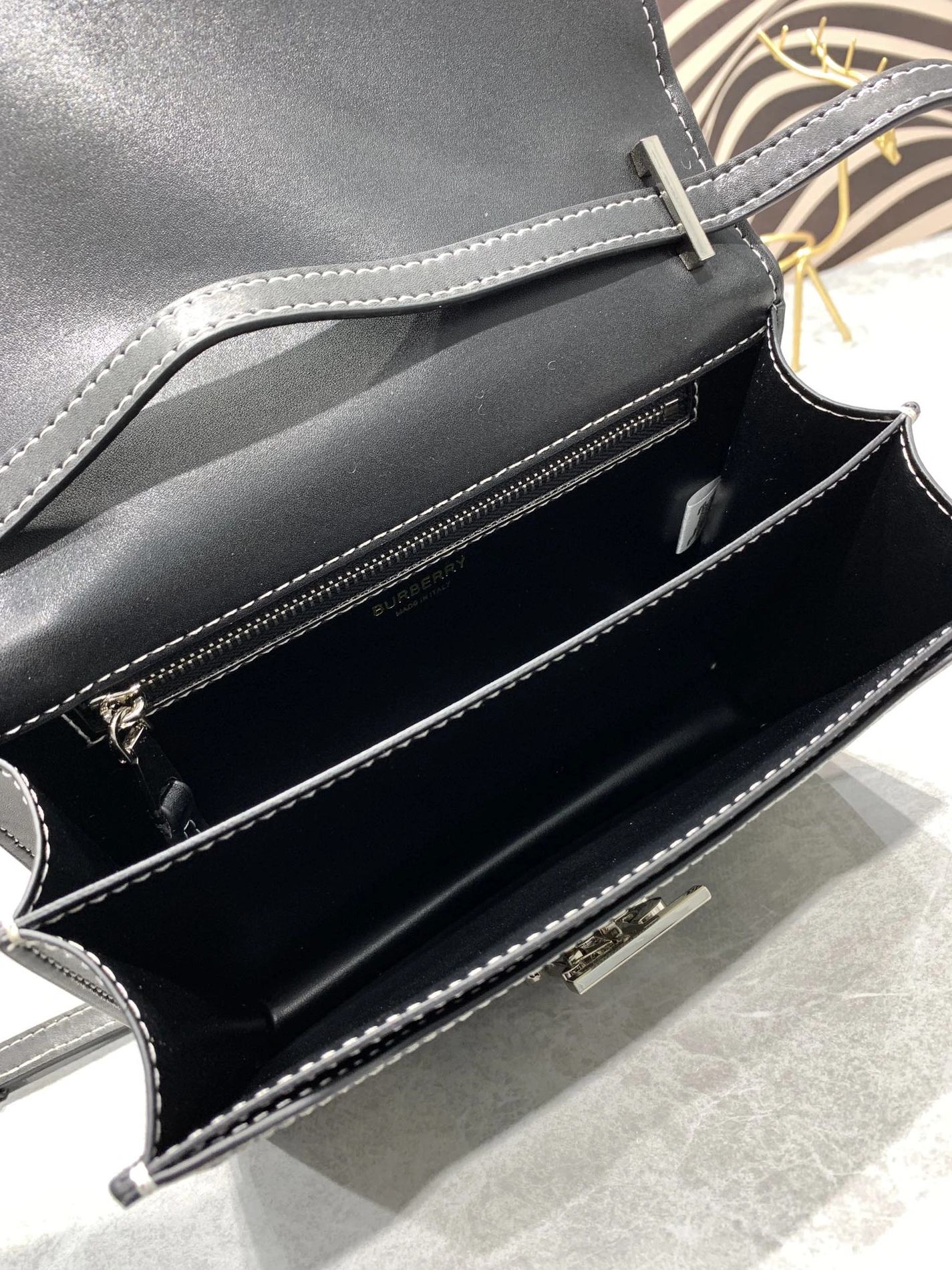 Burberry AAA Quality Messenger Bags For Women Vibrant 9787