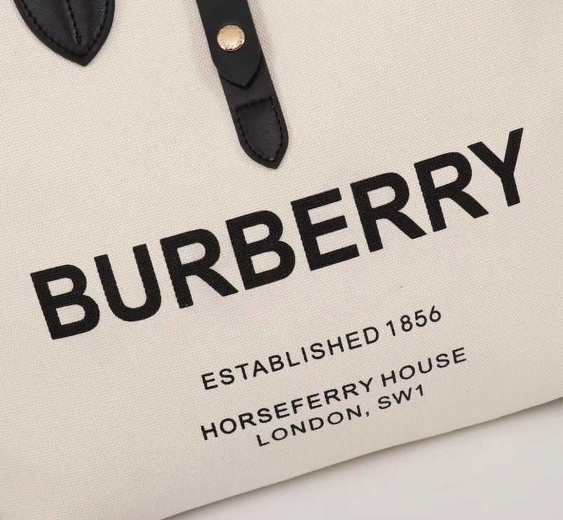 Burberry AAA Quality Shoulder Bags For Women Compact 4720