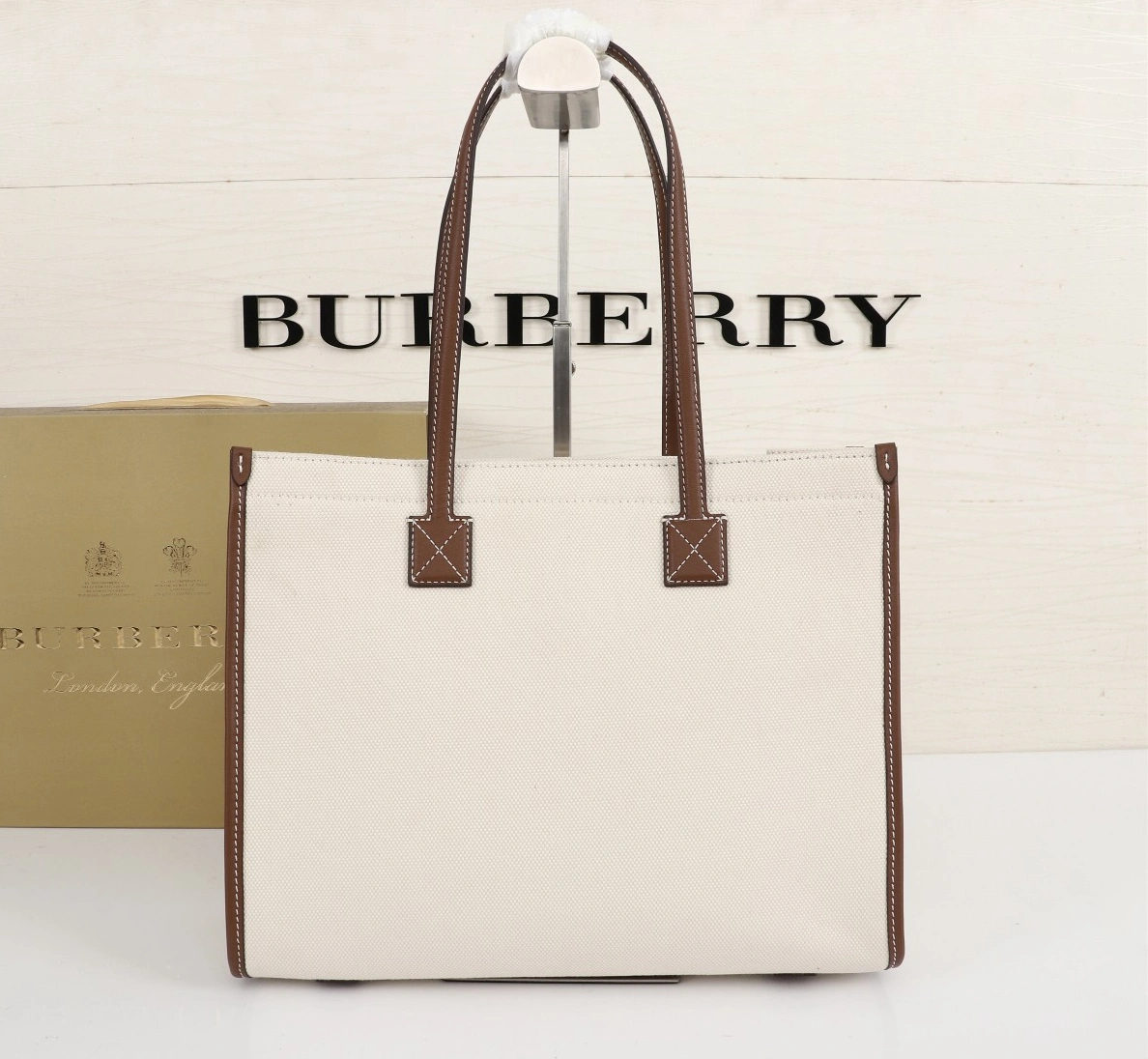 Burberry AAA Quality Shoulder Bags For Women Compact 5396