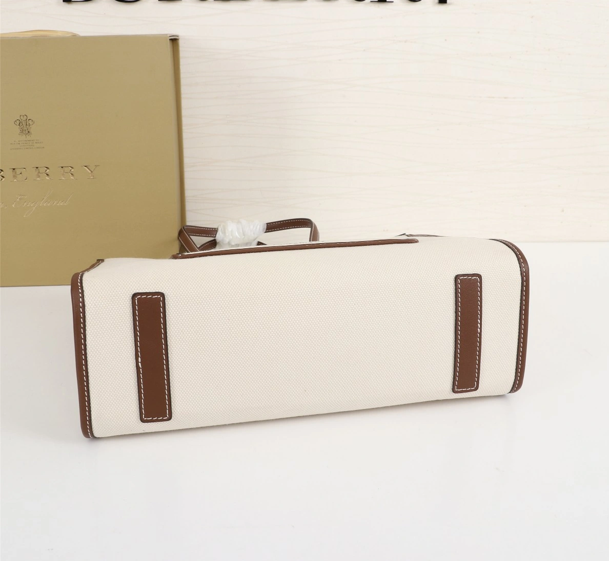 Burberry AAA Quality Shoulder Bags For Women Compact 5396