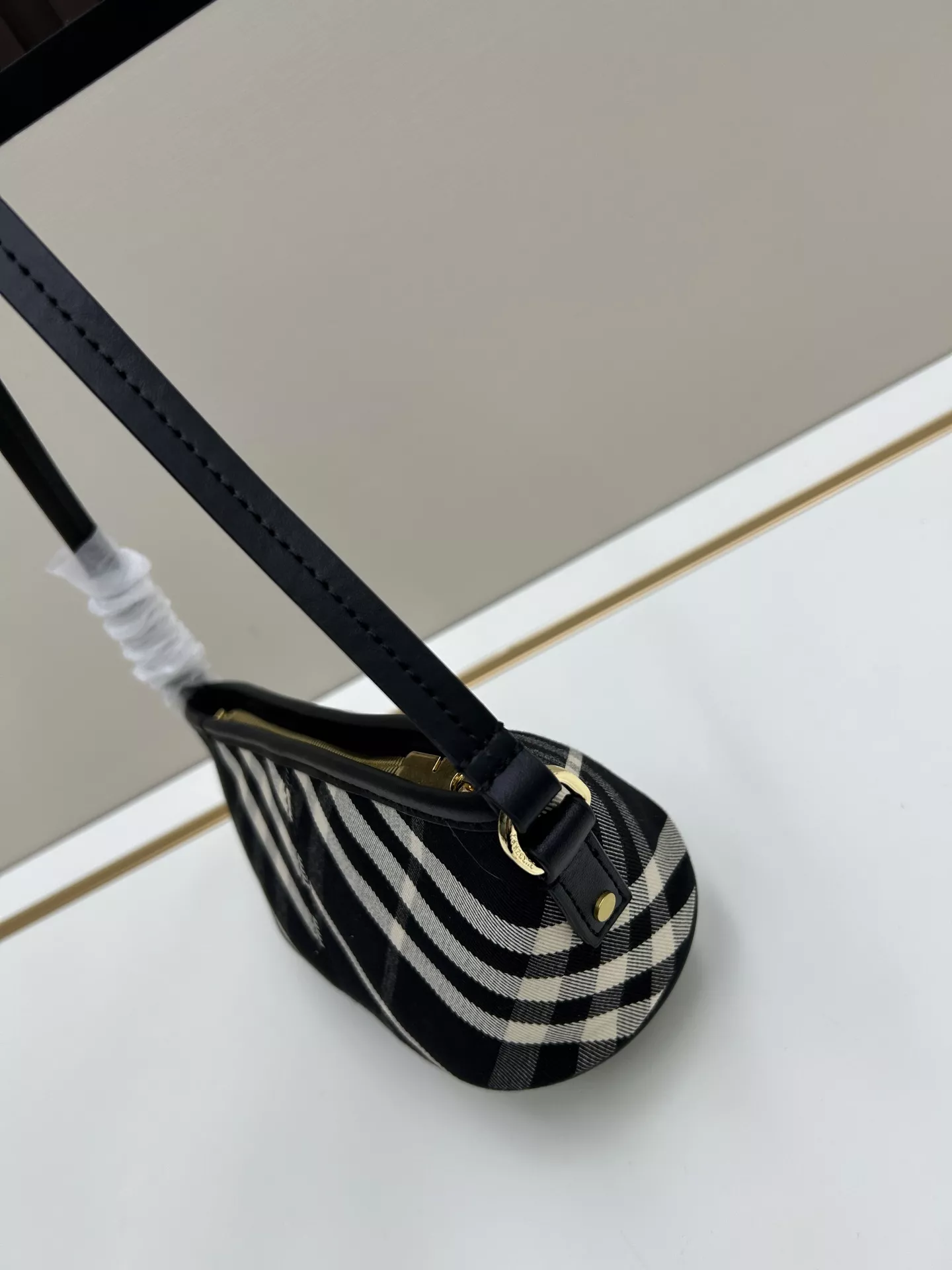 Burberry AAA Quality Shoulder Bags For Women Durable 992