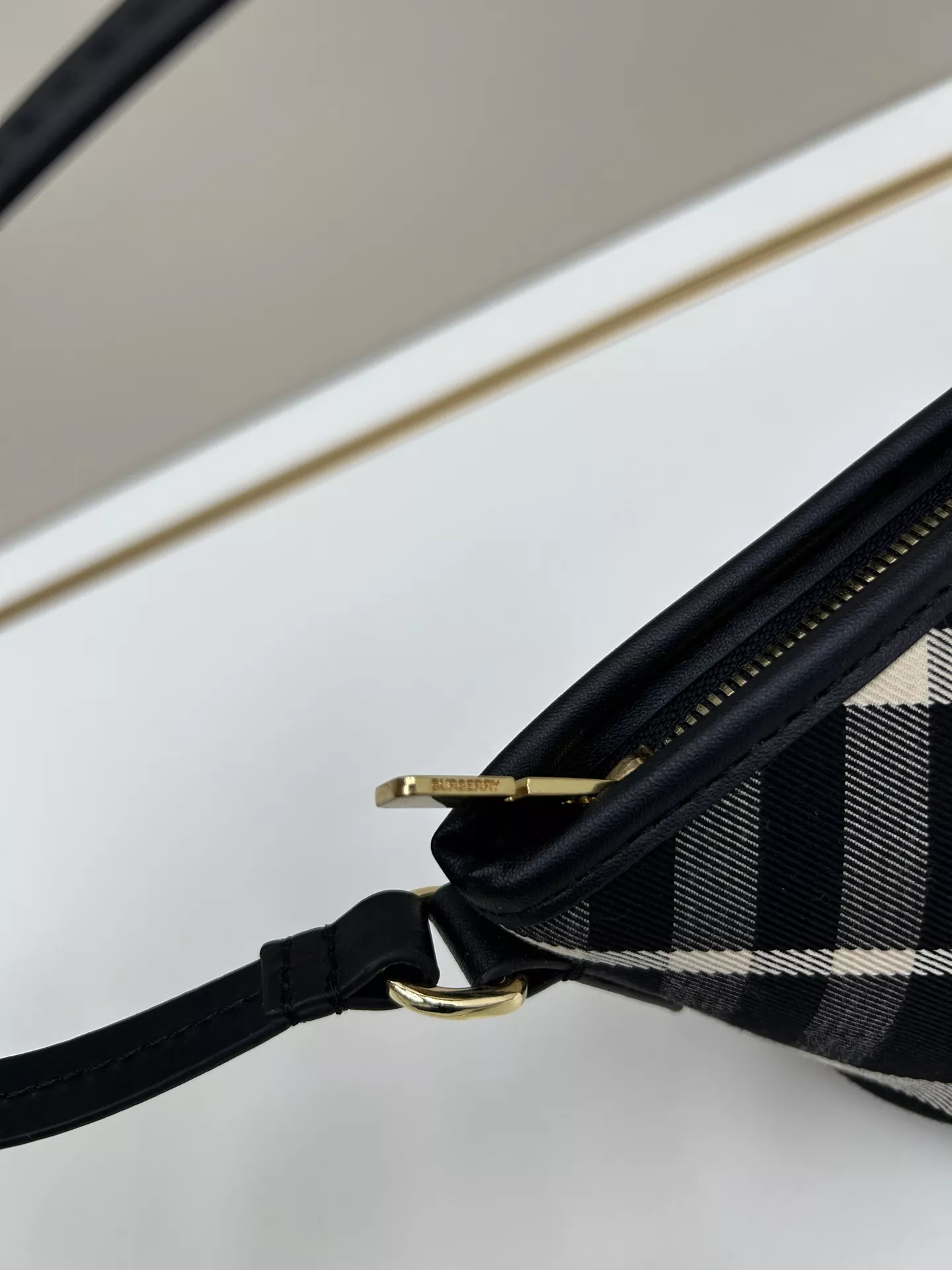 Burberry AAA Quality Shoulder Bags For Women Durable 992