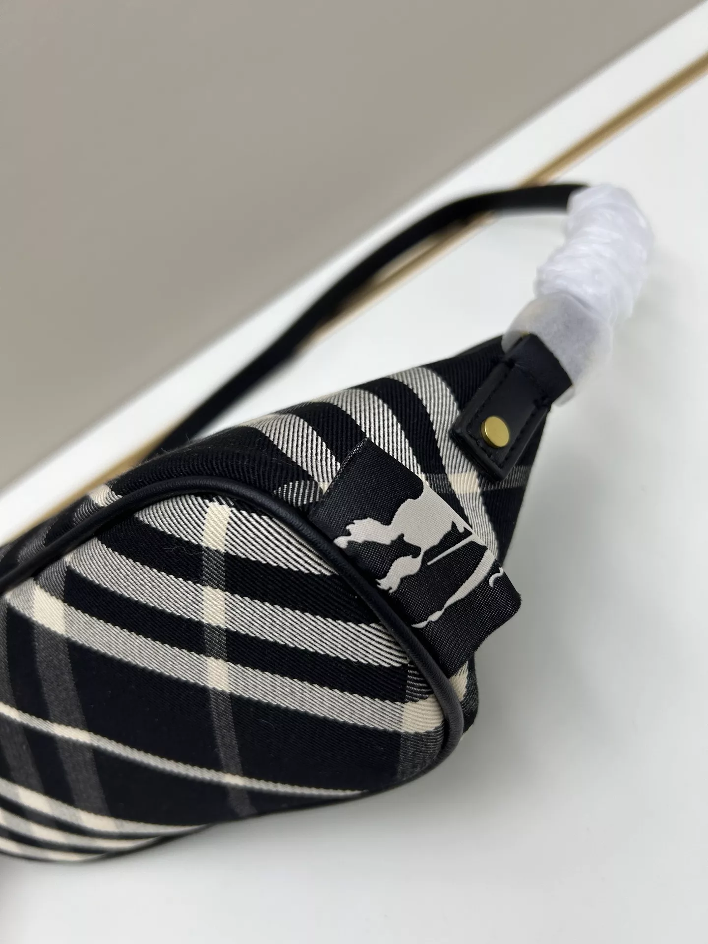 Burberry AAA Quality Shoulder Bags For Women Durable 992