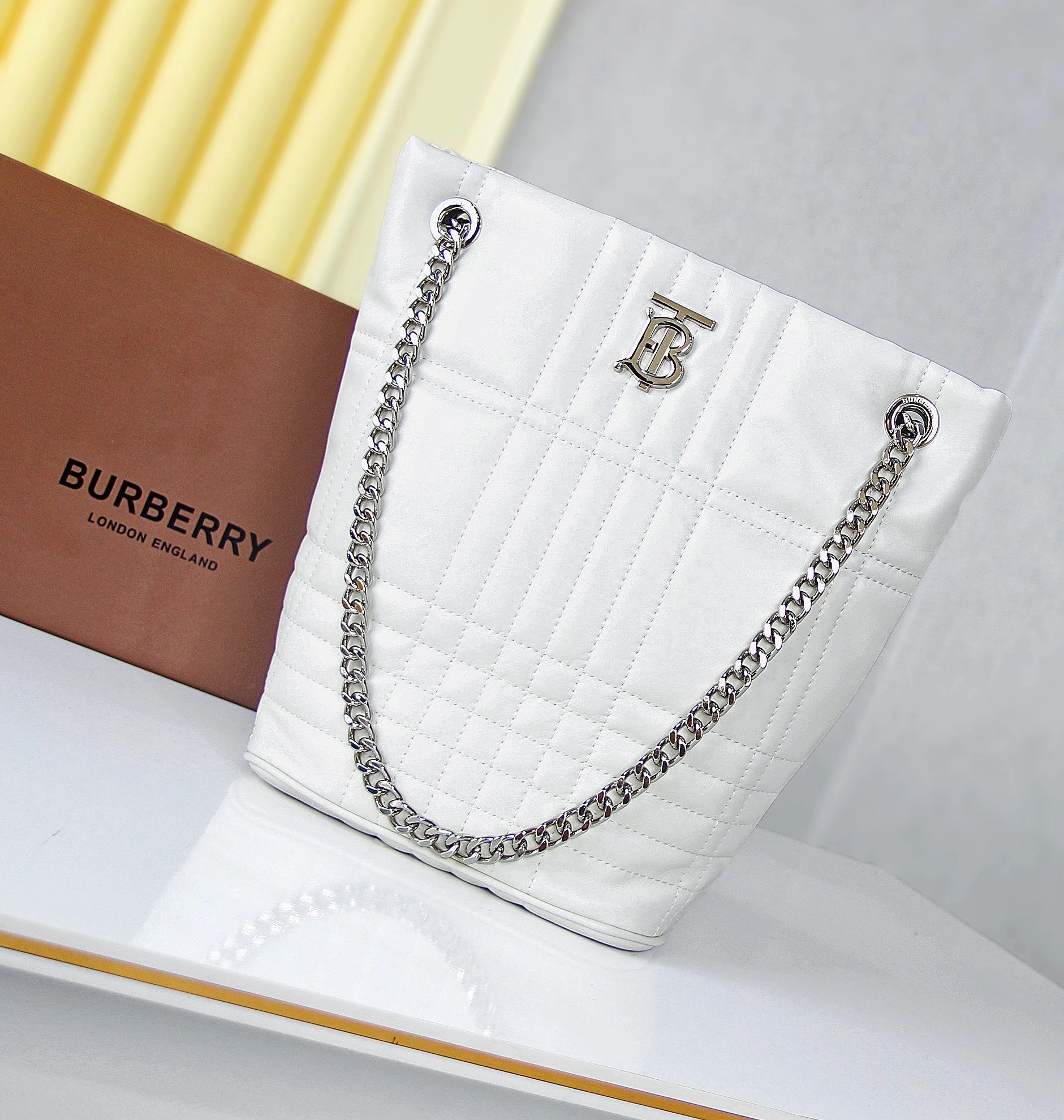 Burberry AAA Quality Shoulder Bags For Women Fashionable 6630