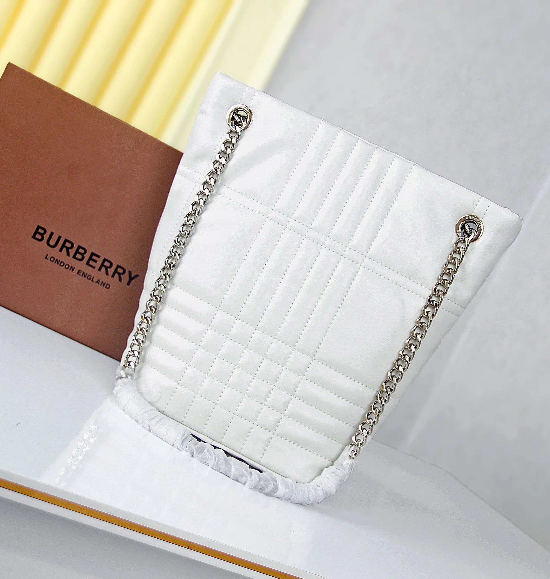 Burberry AAA Quality Shoulder Bags For Women Fashionable 6630