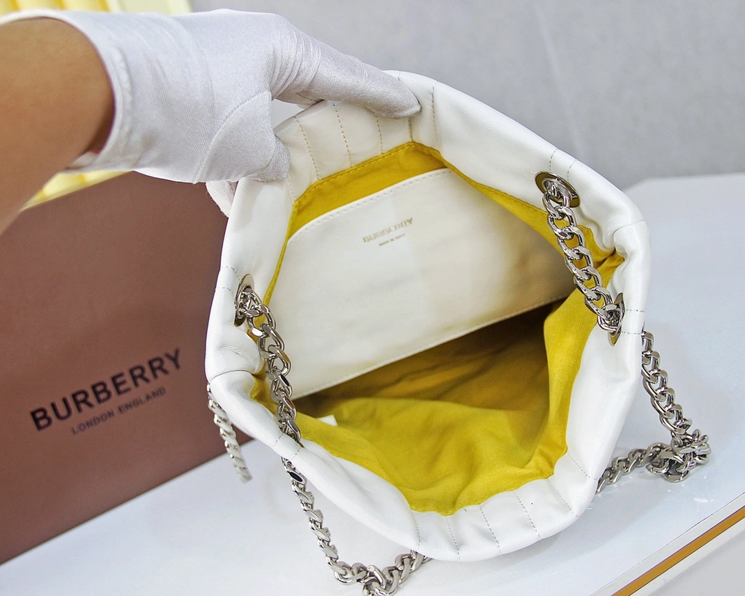 Burberry AAA Quality Shoulder Bags For Women Fashionable 6630