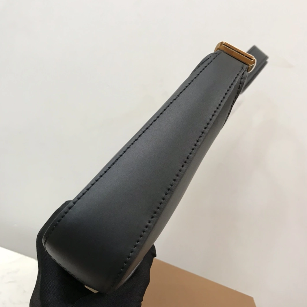 Burberry AAA Quality Shoulder Bags For Women Flexible 8281