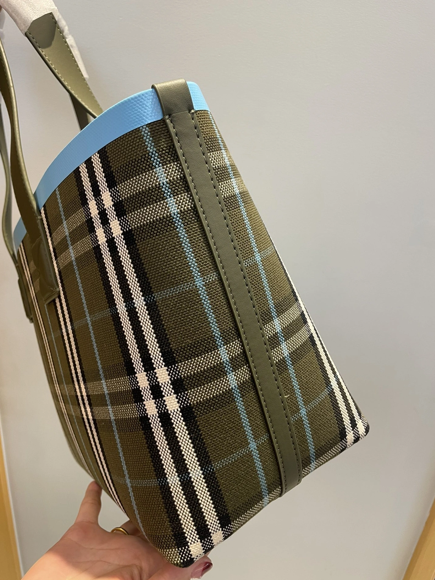 Burberry AAA Quality Shoulder Bags For Women GoAnywhere 532