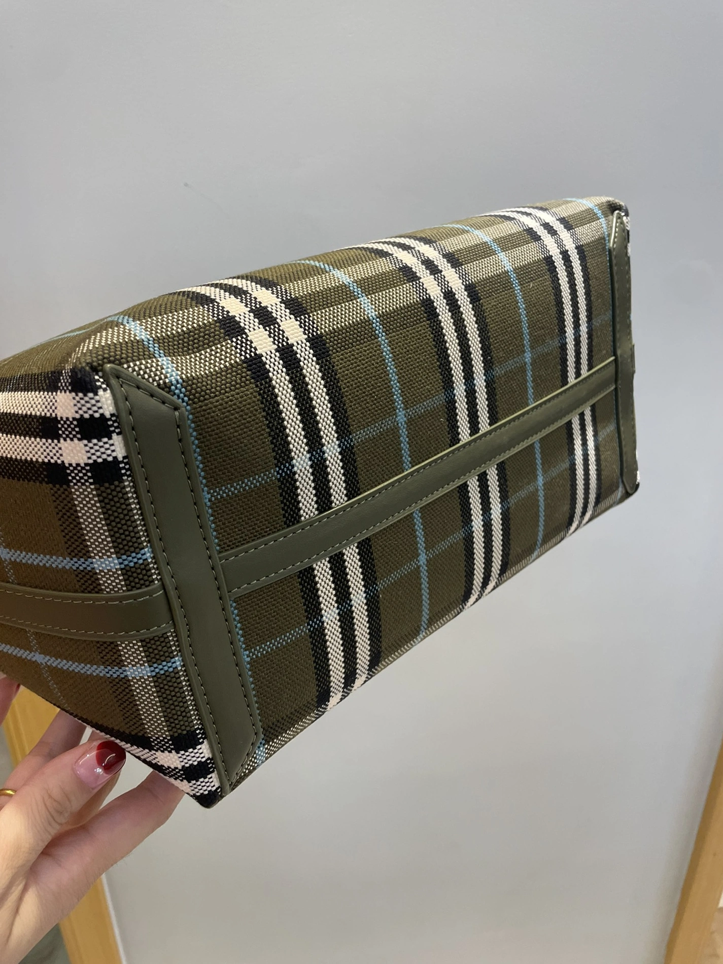 Burberry AAA Quality Shoulder Bags For Women GoAnywhere 532