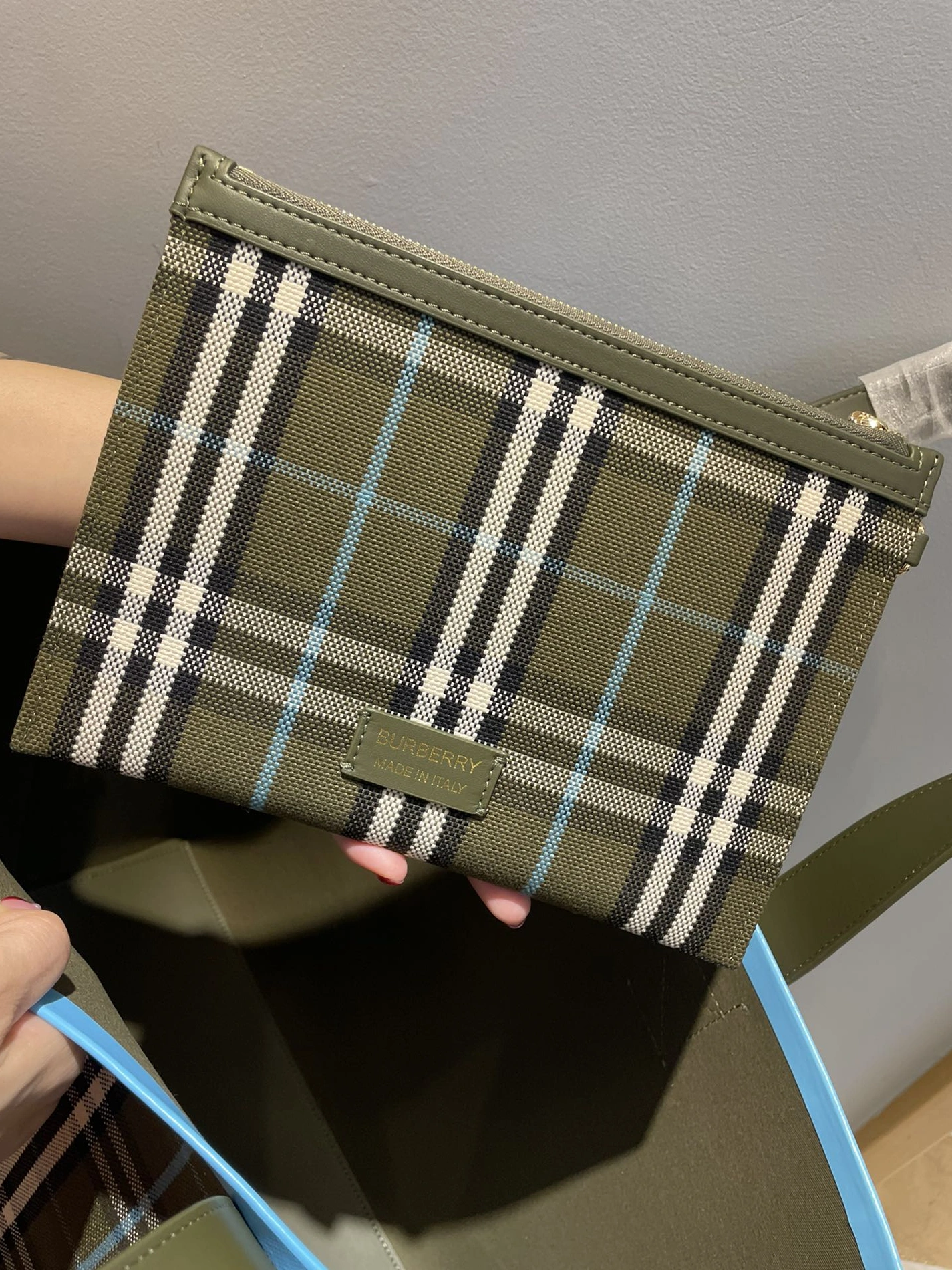Burberry AAA Quality Shoulder Bags For Women GoAnywhere 532