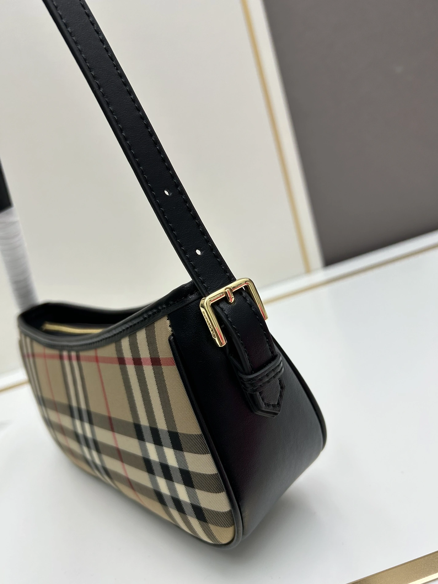 Burberry AAA Quality Shoulder Bags For Women Popular 6281