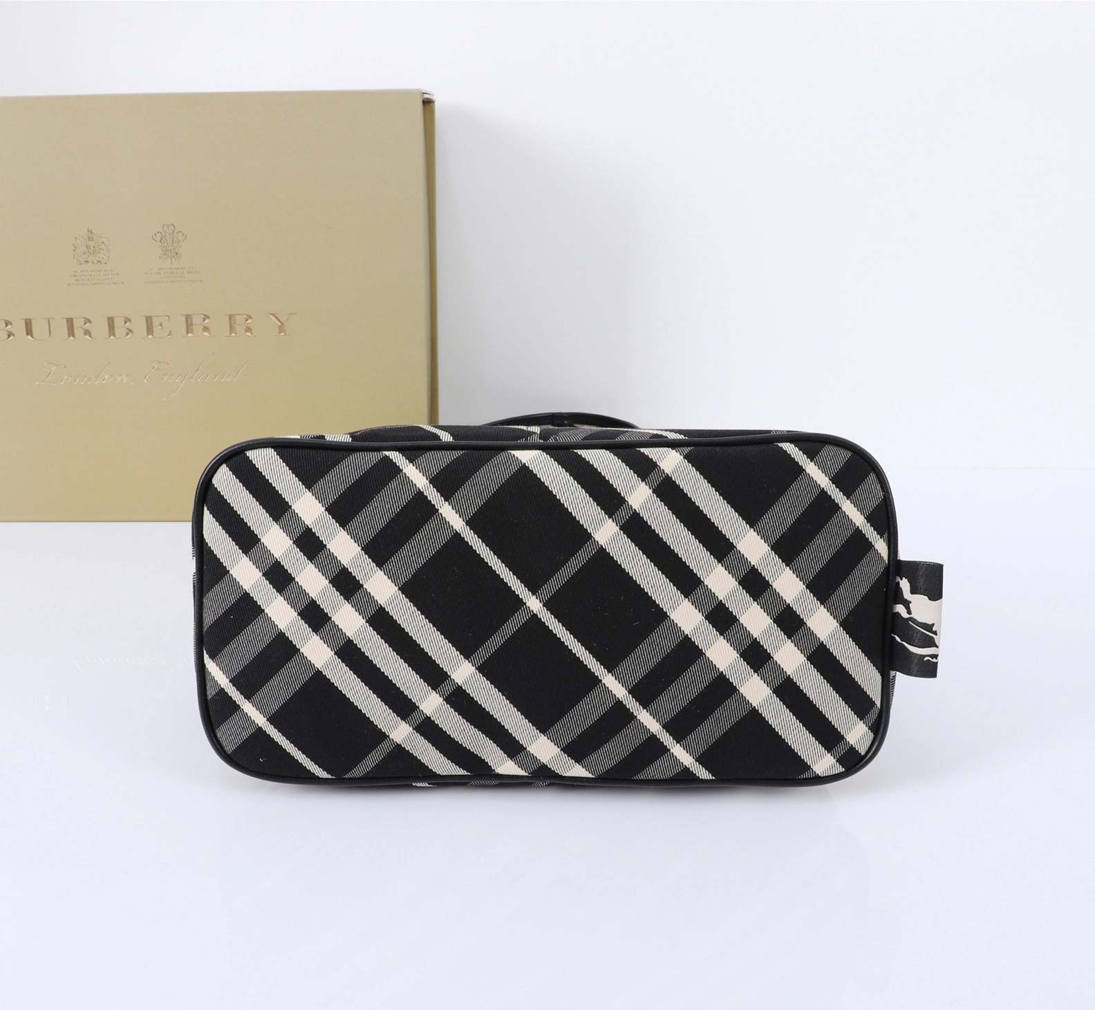 Burberry AAA Quality Shoulder Bags For Women Refined 6703